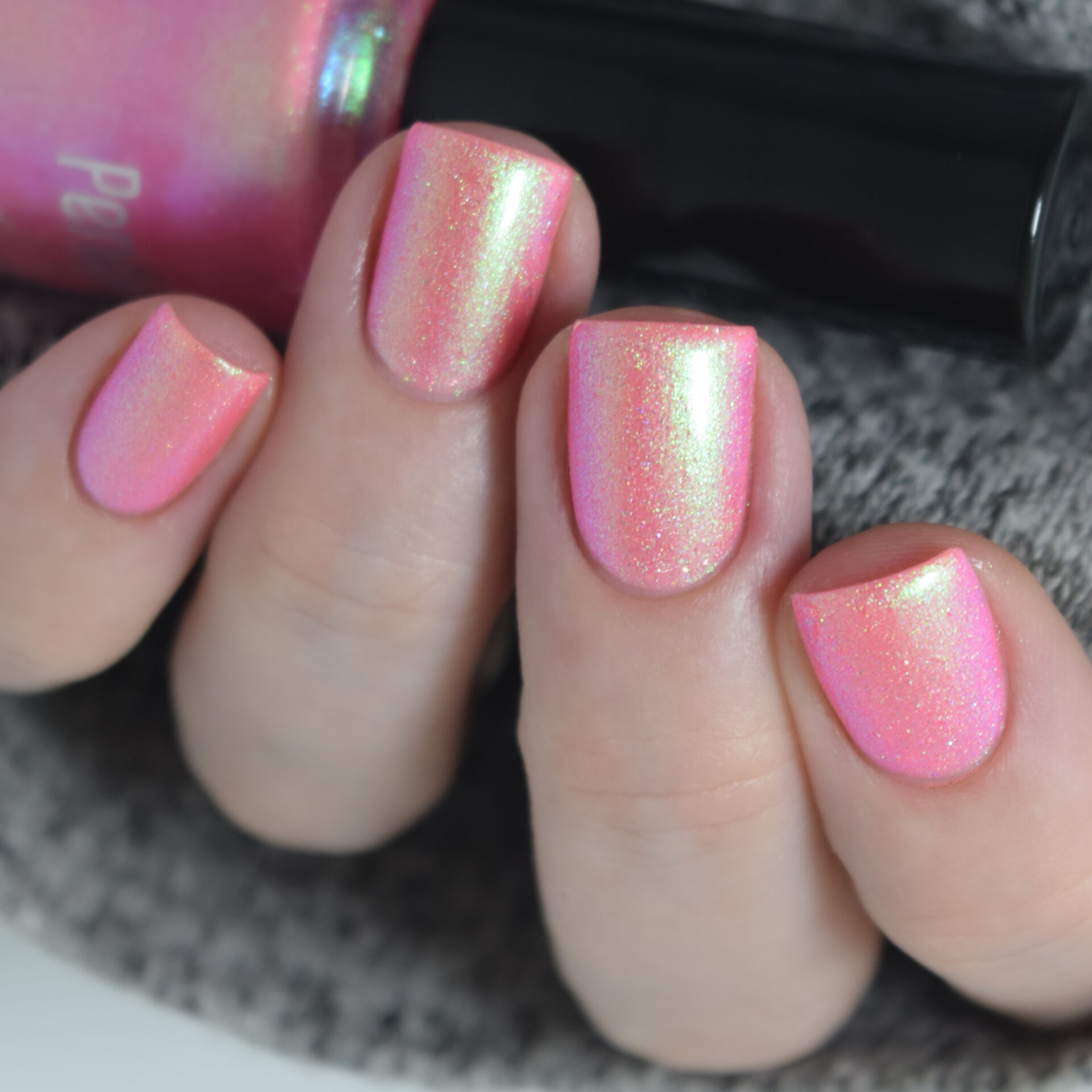 Penélope Luz Tyrande nail polish is a neon pink crelly base loaded with green to purple to pink shifting shimmer. Polish Pickup PPU Exclusive December 2021 swatch